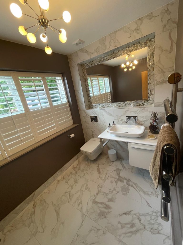 Family bathroom with shutters - VED Construction